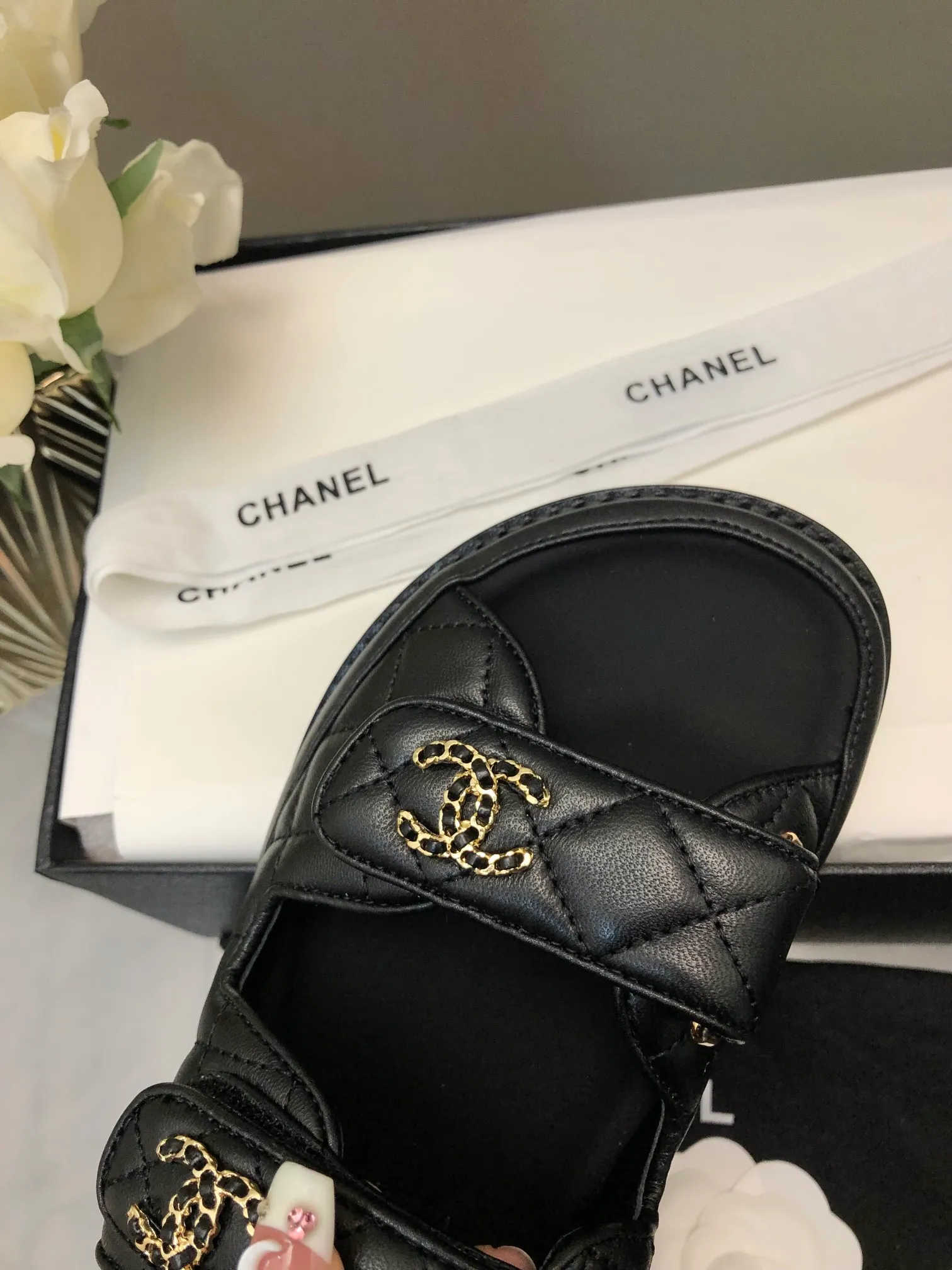 👟👟Ex-factory price 480👟👟 2024 chanel 24p new sandals Xiaoxiang Velcro slippers 24 spring and summer new products The transformation of classic models, so beautiful! Diamond platform platform sandals, slippers, elegant and noble, comfortable and versatile. Upper: lambskin. Foot pad: sheepskin. Sole: cowhide bottom. Size: 35-41. Top quality.